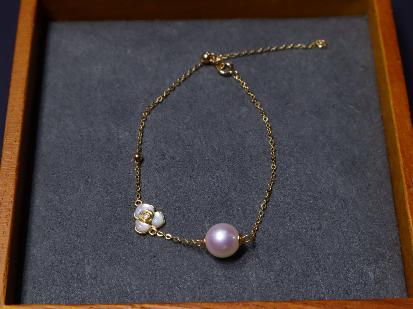 7.5-8mm Akoya Pearl and Flower Shape Mother of Pearls Bracelet