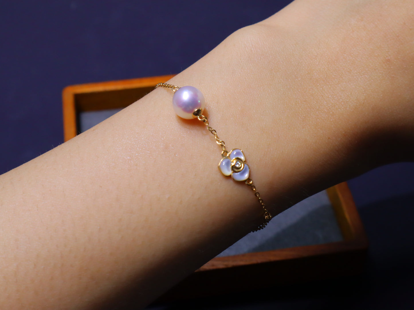 7.5-8mm Akoya Pearl and Flower Shape Mother of Pearls Bracelet